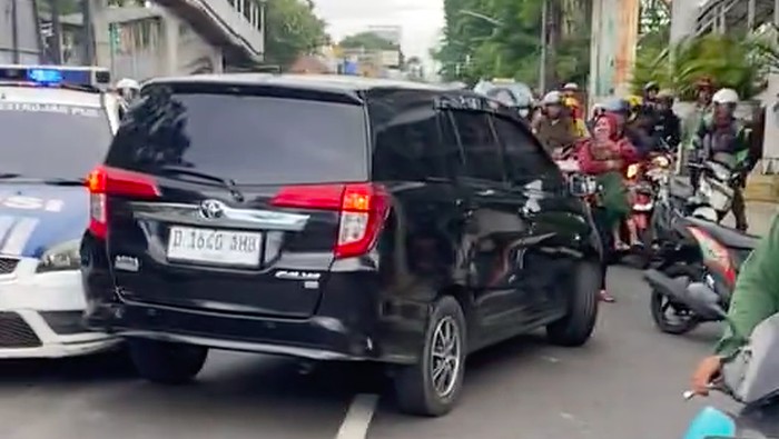 Pengemudi mobil hitam melaju ugal-ugalan hingga melawan arah dan menabrak sejumlah kendaraan di kawasan Gunung Sahari, Jakpus (dok VT @ky_barnetto96)