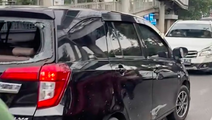 Pengemudi mobil hitam melaju ugal-ugalan hingga melawan arah dan menabrak sejumlah kendaraan di kawasan Gunung Sahari, Jakpus (dok VT @ky_barnetto96)