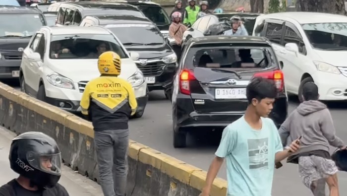 Pengemudi mobil ugal-ugalan di Jakpus. (Dok. video viral)