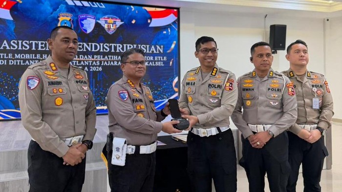 Penyerahan perangkat ETLE Mobile Handheld dari Korlantas Polri kepada Satlantas Polda Kalsel.