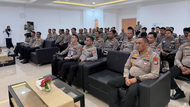 Penyerahan perangkat ETLE Mobile Handheld dilaksanakan oleh Kasubdit Dakgar Ditgakkum Korlantas Polri Kombes Dwi Sumrahadi Rakhmanto kepada Dirlantas Polda Kalsel Kombes Fahri Anggia Natua Siregar