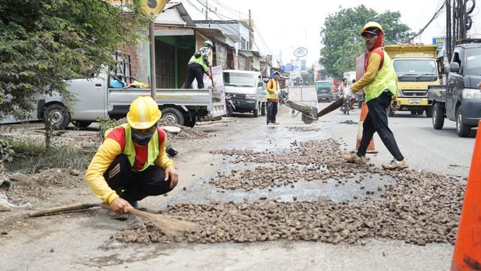 Perbaikan jalan di Sidoarjo