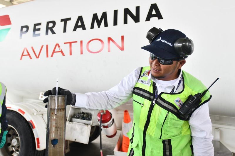 Pertamina Petugas Pertamina AFT Halim Perdanakusuma bersiap melakukan pengisian Avtur ke tangki pesawat komersial di Bandara Halim Perdanakusuma, Jakarta pada Rabu (25/02/2026)