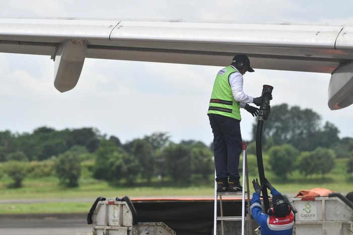 Petugas Pertamina AFT Halim Perdanakusuma bersiap melakukan pengisian Avtur ke tangki pesawat komersial di Bandara Halim Perdanakusuma, Jakarta pada Rabu (25/02/2026)