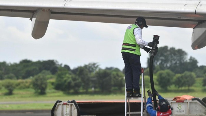 Petugas Pertamina AFT Halim Perdanakusuma bersiap melakukan pengisian Avtur ke tangki pesawat komersial di Bandara Halim Perdanakusuma, Jakarta pada Rabu (25/02/2026)