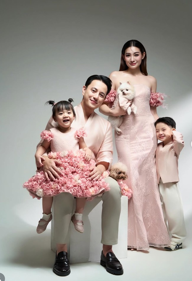 Beberapa waktu lalu Billy Davidson dan istrinya, Patricia Devina, membagikan foto hasil pemotretan keluarga mereka. Diketahui setelah menikah keduanya telah dikaruniai 2 orang anak, Pierce dan Brielle. Foto: Instagram/@pattdevdex