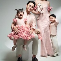 Beberapa waktu lalu Billy Davidson dan istrinya, Patricia Devina, membagikan foto hasil pemotretan keluarga mereka. Diketahui setelah menikah keduanya telah dikaruniai 2 orang anak, Pierce dan Brielle. Foto: Instagram/@pattdevdex