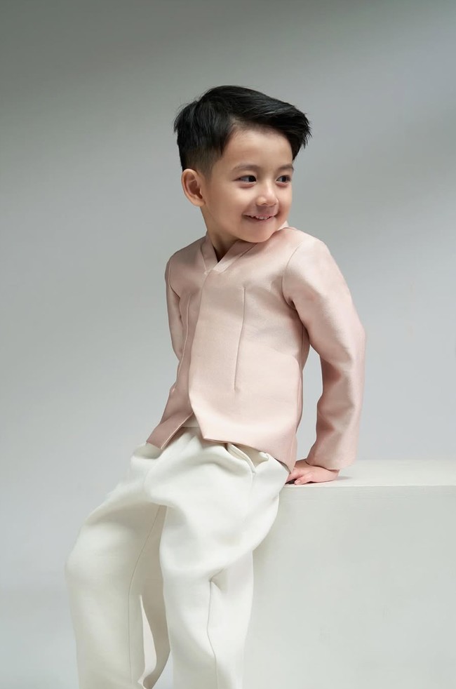 Punya wajah ganteng yang diturunkan dari ibu dan ayahnya, Pierce Davidson langsung curi atensi. Banyak yang menyebut pesonanya bak Oppa Korea. Foto: Instagram/@pattdevdex