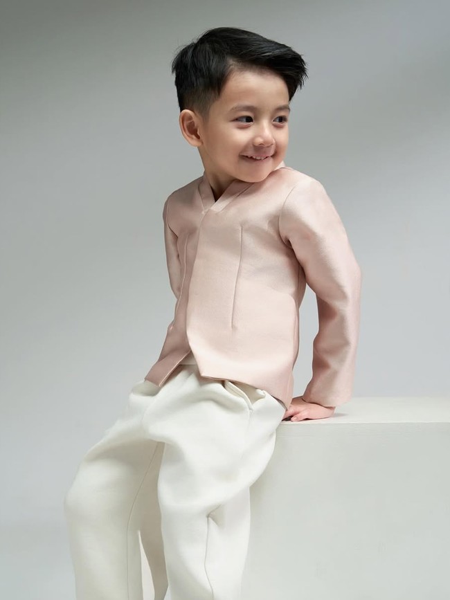 7 Foto Pierce Anak Billy Davidson yang Curi Atensi, Ganteng Bak Oppa Korea