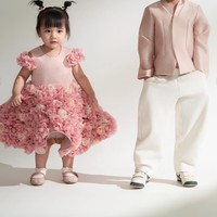 Pierce tampil mengenakan atasan soft pink dengan potongan leher berbentuk V dipadukan dengan celana panjang putih. Busananya itu kompak dengan adik dan orangtuanya yang juga mengenakan busana senada. Foto: Instagram/@pattdevdex