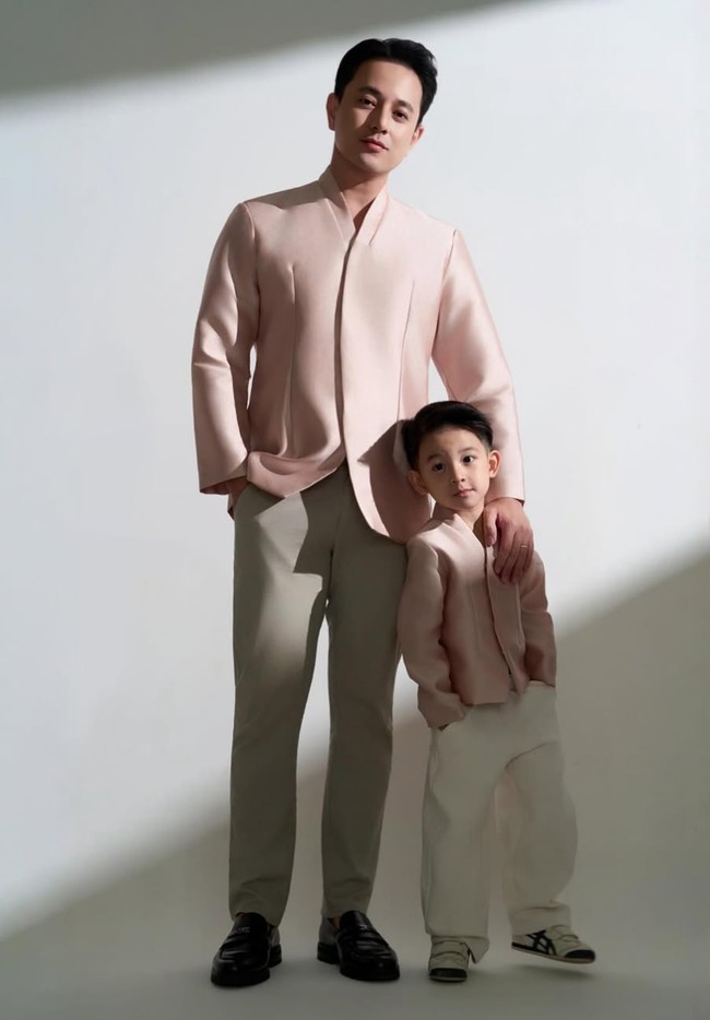 Pose bareng sang ayah, pesona keduanya sukses bikin banyak cewek terpana. “Koko pierceee ganteng amatttt siiii,” tulis salah satu komentar. Foto: Instagram/@pattdevdex