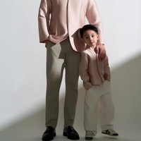 Pose bareng sang ayah, pesona keduanya sukses bikin banyak cewek terpana. “Koko pierceee ganteng amatttt siiii,” tulis salah satu komentar. Foto: Instagram/@pattdevdex