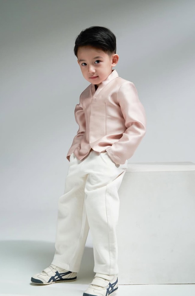 Penampilan Pierce makin mempesona dengan gaya rambut pendek berbelahan samping yang ditata rapi. Foto: Instagram/@pattdevdex