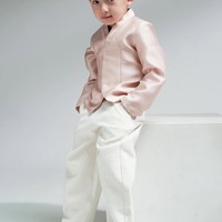 Penampilan Pierce makin mempesona dengan gaya rambut pendek berbelahan samping yang ditata rapi. Foto: Instagram/@pattdevdex