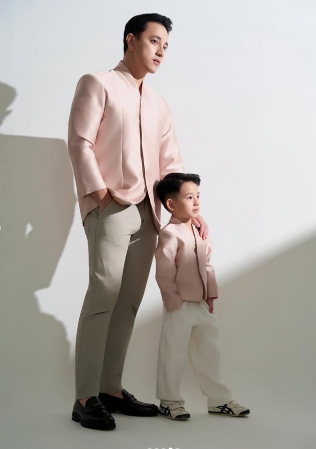 Walaupun masih kecil namun Pierce tampaknya sudah cukup mahir berpose di depan kamera. Lihat saja posenya saat berdiri berdampingan dengan sang ayah yang satu ini. Foto: Instagram/@pattdevdex