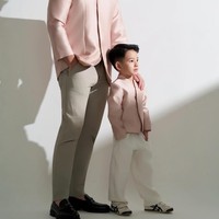 Walaupun masih kecil namun Pierce tampaknya sudah cukup mahir berpose di depan kamera. Lihat saja posenya saat berdiri berdampingan dengan sang ayah yang satu ini. Foto: Instagram/@pattdevdex