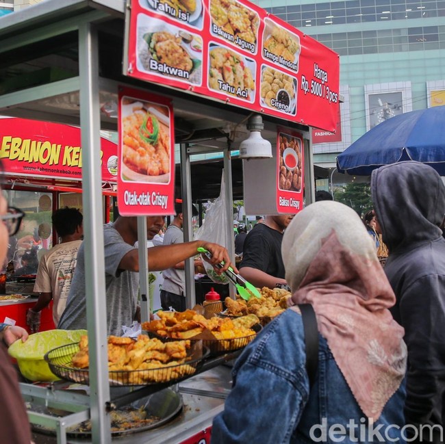 PKL Kebon Kacang Belakang GI Diserbu Jelang Buka Puasa