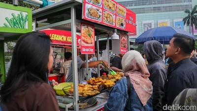 PKL Kebon Kacang Belakang GI Diserbu Jelang Buka Puasa