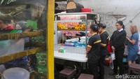 Aneka jajanan mulai dari gorengan hingga minuman dijual. 