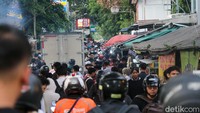 Membludaknya pembeli membuat lalu-lintas sekitarnya macet. 
