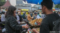 Warga memadati PKL Kebon Kacang di Kecamatan Tanah Abang, Jakarta, Kamis (26/2/2026). 