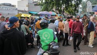 Kondisi tersebut menjadi pemandangan rutin setiap Ramadan, ketika kawasan ini berubah menjadi pusat kuliner dadakan bagi warga yang berburu takjil.