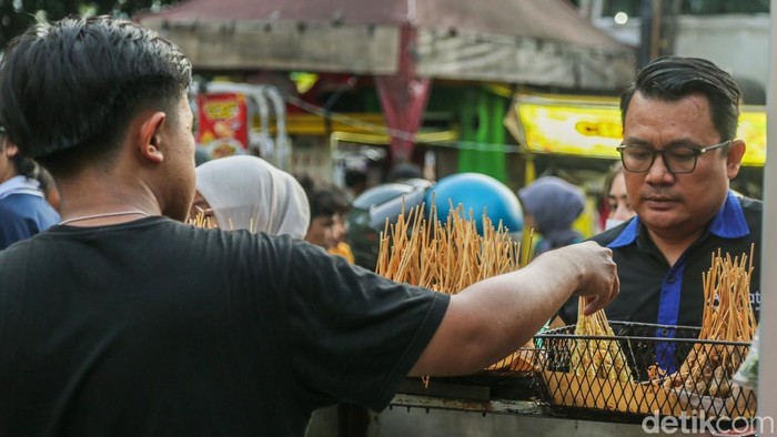 Warga memadati PKL Kebon Kacang di Kecamatan Tanah Abang, Jakarta, Kamis (26/2/2026). Sejak pukul 16.00 WIB, PKL mulai diserbu warga hingga waktu berbuka puasa.