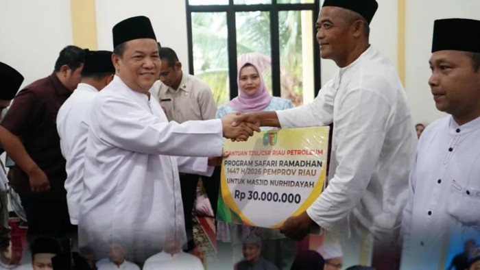 Plt Gubernur Riau bersama pengurus masjid dan Direktur PT Riau Petroleum