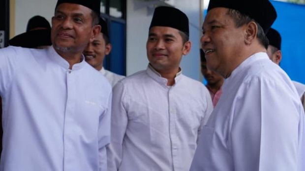 Plt Gubernur Riau Plt Gubernur Riau bersama pengurus masjid dan Direktur PT Riau Petroleum