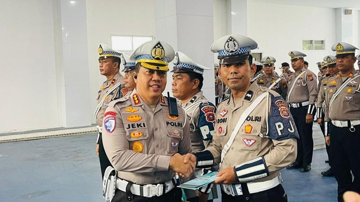 Polda Riau memberikan penghargaan kepada 4 personel Polisi Penolong atas aksi kemanusiaan di jalan raya. Penghargaan diberikan langsung oleh Dirlantas Polda Riau Kombes Jeki Rahmat Mustika, Kamis (26/2/2026).