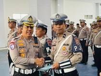4 Polisi Penolong Polda Riau Diberi Penghargaan atas Aksi Kemanusiaan