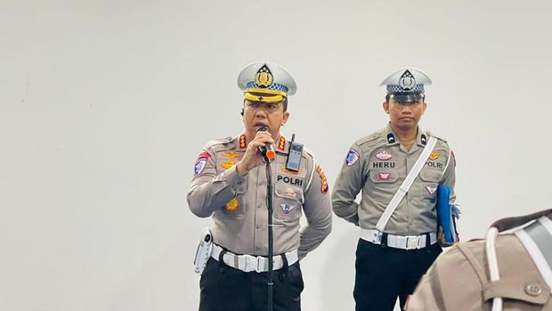 Polda Riau memberikan penghargaan kepada 4 personel 'Polisi Penolong' atas aksi kemanusiaan di jalan raya. Penghargaan diberikan langsung oleh Dirlantas Polda Riau Kombes Jeki Rahmat Mustika, Kamis (26/2/2026).