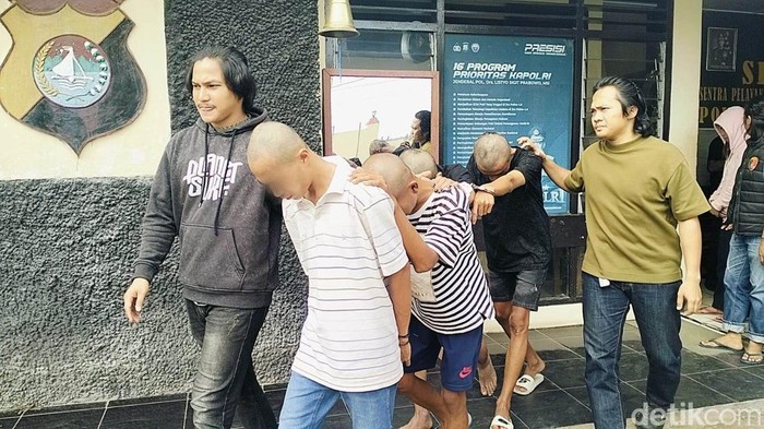Polisi tangkap empat remaja yang terlibat pengeroyokan di Masjid Al-Amin, Polewali Mandar. Lima wanita juga diamankan sebagai saksi.