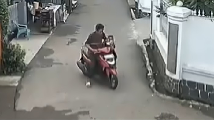 Polisi menangkap Toto alias Billy (46), pencuri nenek penjual nasi uduk di Kota Bekasi. Ternyata Billy juga pernah menjambret tas penjual nasi uduk lainnya. (dok Istimewa)