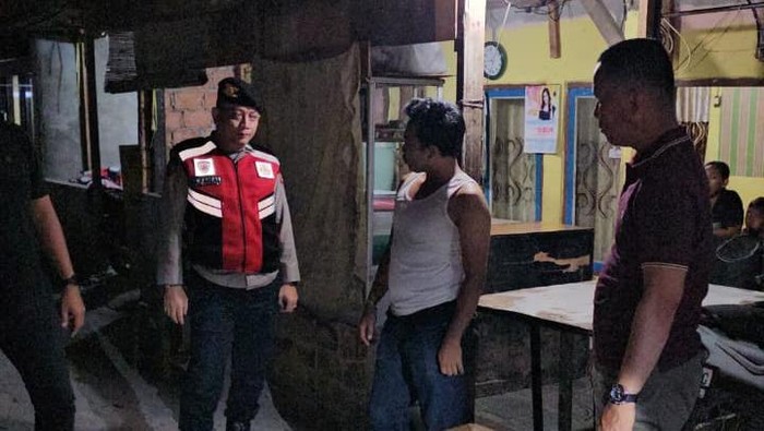 Polisi menyita puluhan botol miras berbagai merek, jeriken tuak, serta belasan pak petasan korek.