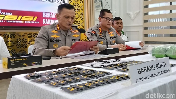 Polisi saat merilis ungkap kasus vape berisi zat etomidate di Palembang