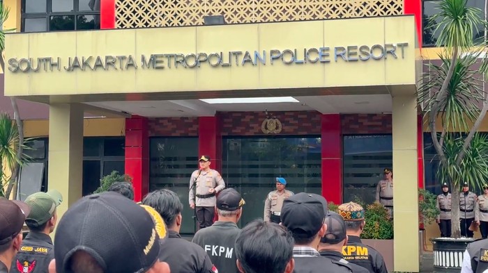 Polres Metro Jakarta Selatan (Jaksel) memperkuat patroli selama bulan Ramadan. Patroli digelar bersama warga sekitar. (dok Istimewa)