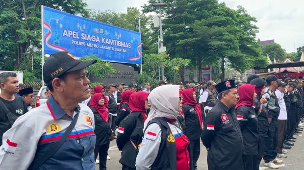 Polres Metro Jakarta Selatan (Jaksel) memperkuat patroli selama bulan Ramadan. Patroli digelar bersama warga sekitar. (dok Istimewa)