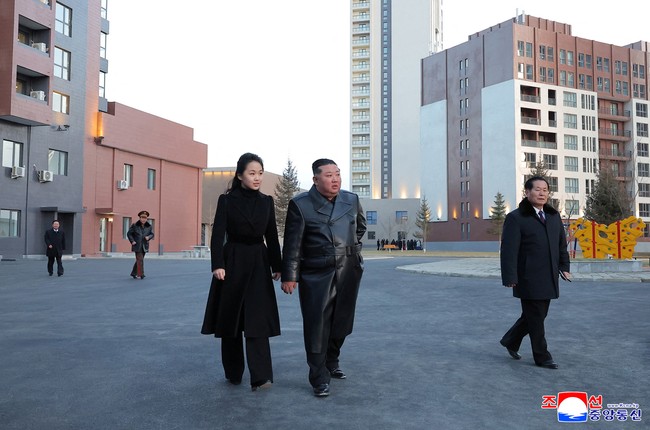 Kim Ju Ae kabarnya sedang disiapkan sang ayah, Kim Jong Un, untuk jadi penerus. Putri diktator Korea Utara tersebut belakang semakin sering ditampilkan di acara publik.Foto: KCNA via Reuters