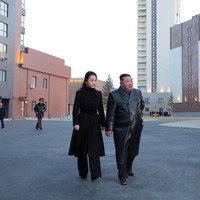 Kim Ju Ae kabarnya sedang disiapkan sang ayah, Kim Jong Un, untuk jadi penerus. Putri diktator Korea Utara tersebut belakang semakin sering ditampilkan di acara publik.Foto: KCNA via Reuters