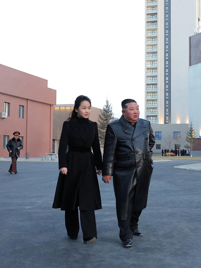 Kemunculan Kim Ju-ae disebut bukan sekadar penampilan di depan publik. Gestur, pakaian, hingga aksesori yang dikenakannya dinilai telah dikoreografi dengan cermat dan memicu spekulasi bahwa ia sedang dipersiapkan sebagai penerus kepemimpinan Korea Utara. Foto: KCNA via Reuters