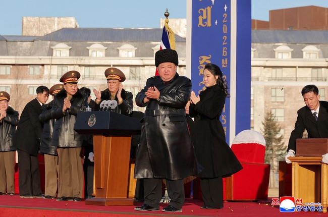 Penampilan Kim Ju Ae saat menemani ayahnya dalam berbagai kesempatan pun jadi sorotan. Ju Ae terlihat punya ciri khas model rambut. Foto: KCNA via Reuters