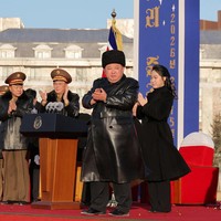 Penampilan Kim Ju Ae saat menemani ayahnya dalam berbagai kesempatan pun jadi sorotan. Ju Ae terlihat punya ciri khas model rambut. Foto: KCNA via Reuters