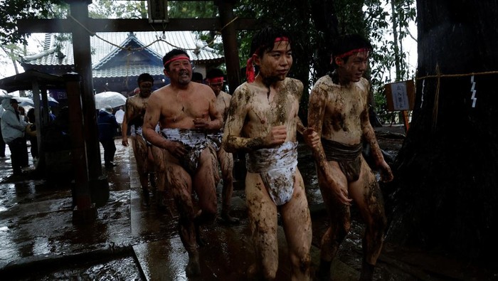 Participants in loincloths toss and scatter mud in a mud field during Warabi Hadaka Matsuri (Warabi Naked Festival) in Yotsukaido, Chiba Prefecture, Japan, February 25, 2026. According to organisers, the festival, which has about 200 years of history, is held in hopes of a bountiful harvest. REUTERS/Kim Kyung-Hoon