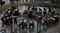 Potret Tradisi Gulat Lumpur untuk Memohon Berkah