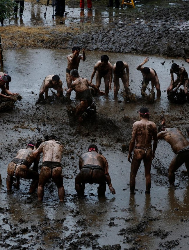 Potret Tradisi Gulat Lumpur untuk Memohon Berkah