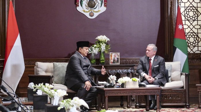 Presiden Prabowo Subianto (kiri) berbincang dengan Raja Kerajaan Yordania Hasyimiah, Raja Abdullah II ibn Al-Hussein saat pertemuan bilateral di Istana Basman, Amman, Yordania, Rabu (25/2/2026). Pertemuan bilateral dua pemimpin negara itu membahas isu-isu terkait Palestina khususnya di wilayah Gaza dan Tepi Barat. ANTARA/Genta Tenri Mawangi