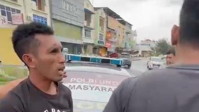 Pria ancam penjual martabak di Batam pakai celurit. (Istimewa)