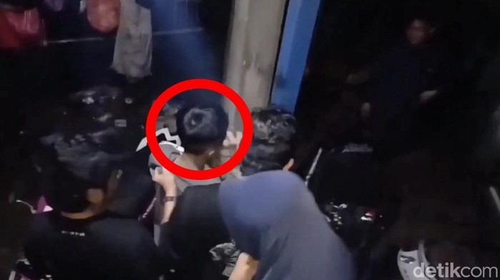 Pria Bawa Senjata Tegaskan Diam! Penculikan Mengerikan di Jalan Raya