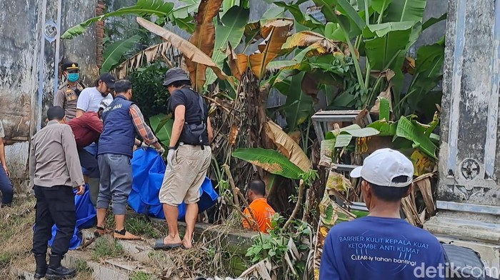 Proses evakuasi jenazah ibu dan anak yang ditemukan melepuh di eks asrama polisi di Jombang.